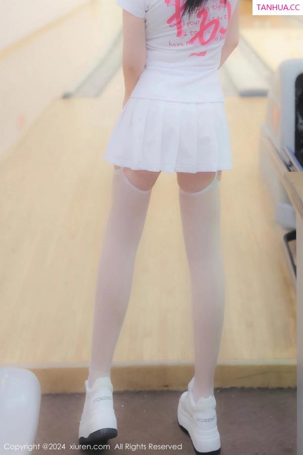   [XiuRen]高清写真图 2024.02.20 No.8118 小薯条nienie 丝袜美腿第2张图片